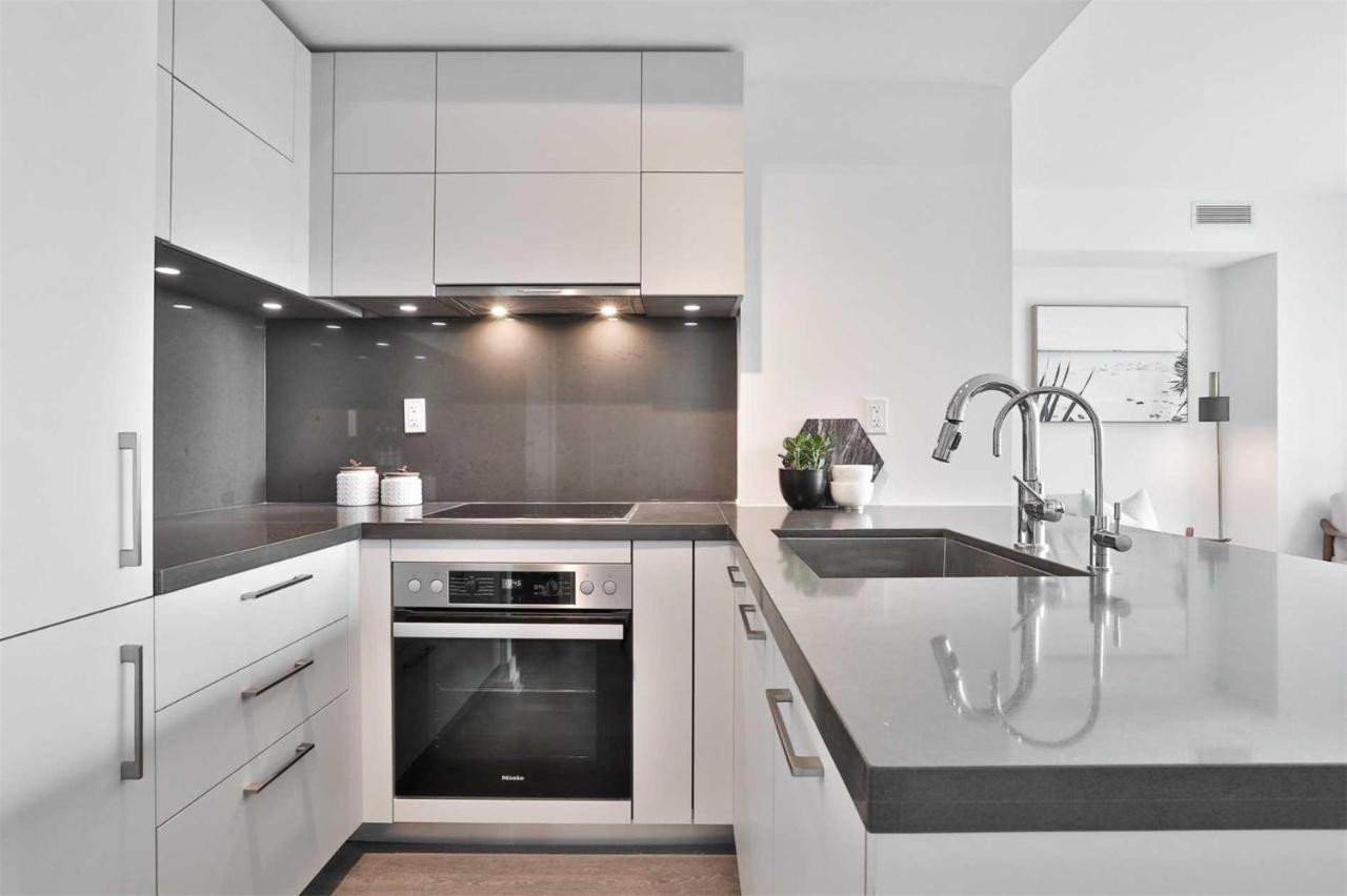 2 Bedroom Plus Den Condo Toronto Zewnętrze zdjęcie